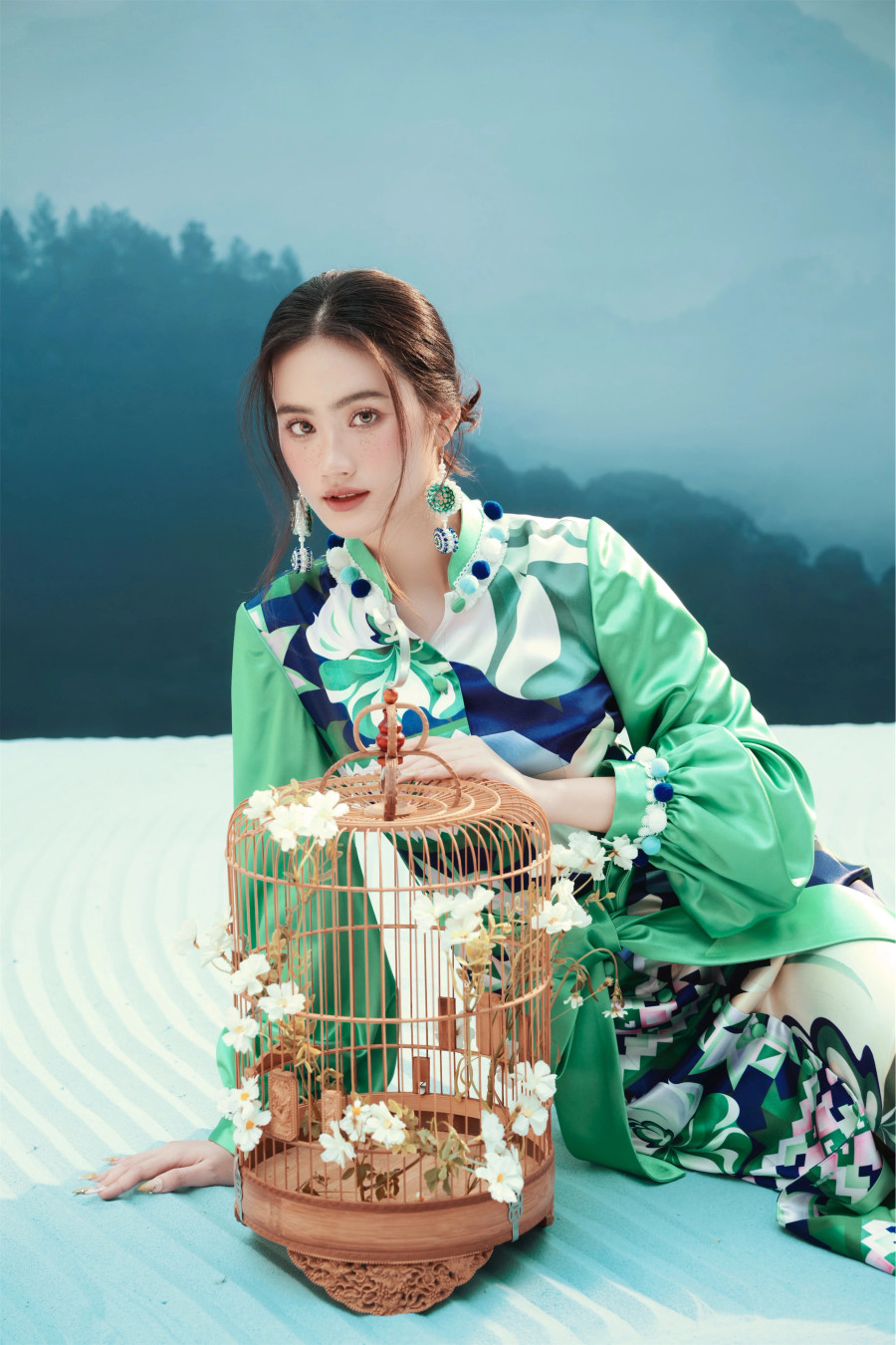 Nhà thiết kế Thủy Nguyễn cho biết lấy cảm hứng từ truyền thuyết của người dân tộc Thái kể về tình yêu của nàng Ban và chàng Khum, cùng vẻ đẹp thiên nhiên, núi rừng Tây Bắc, cô đã sáng tạo bộ sưu tập mới, mang đậm nét văn hóa vùng cao