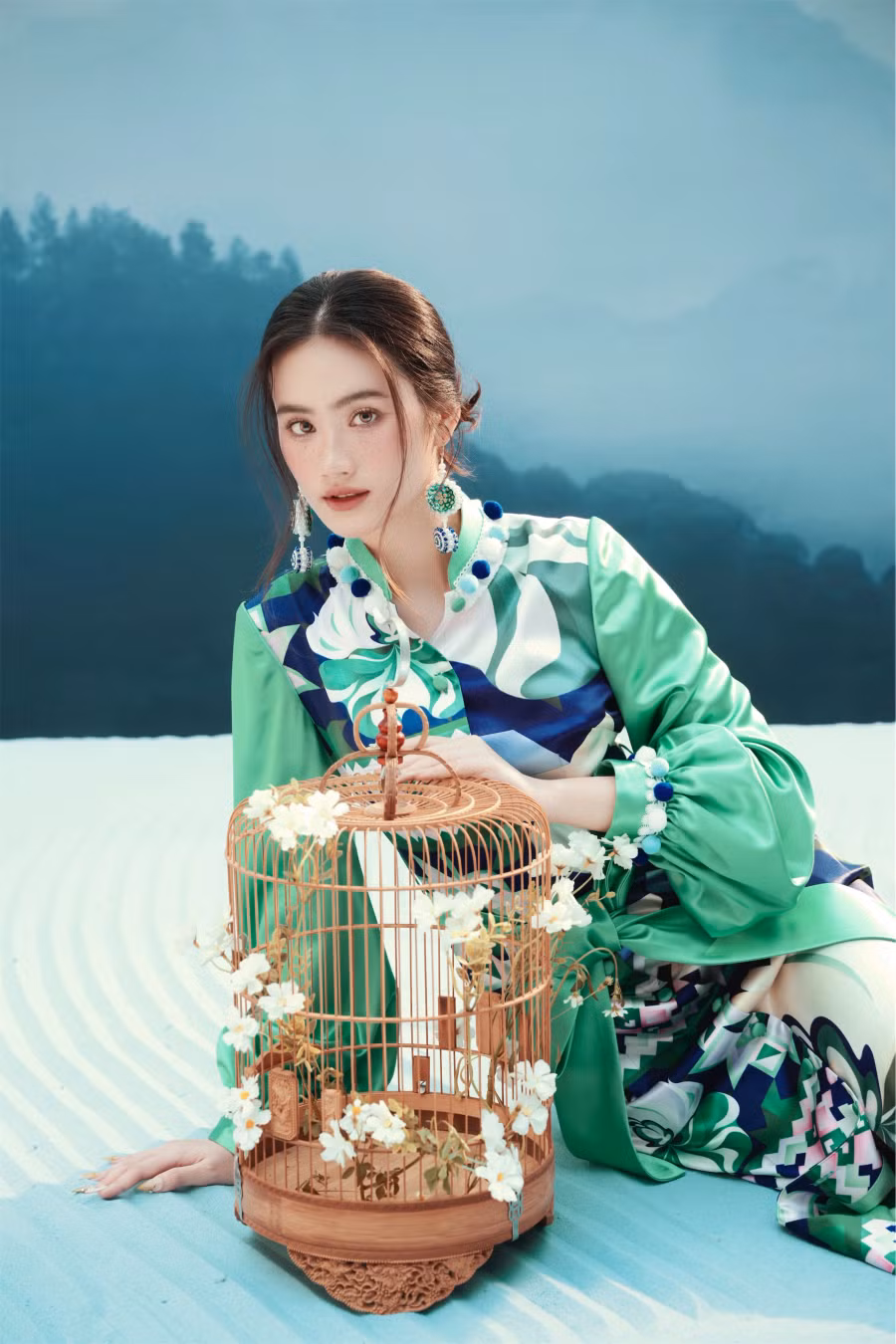 Nhà thiết kế Thủy Nguyễn cho biết lấy cảm hứng từ truyền thuyết của người dân tộc Thái kể về tình yêu của nàng Ban và chàng Khum, cùng vẻ đẹp thiên nhiên, núi rừng Tây Bắc, cô đã sáng tạo bộ sưu tập mới, mang đậm nét văn hóa vùng cao