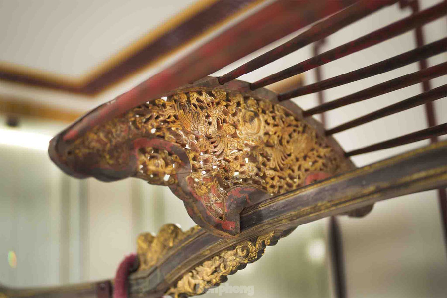 Đây là loại võng không dùng lọng tròn. Thay vào đó, phần lọng được thay thế bằng mui che nắng. Hai chiếc võng trưng bày tại bảo tàng có phần mui chỉ còn lại khung sườn thếp vàng. Theo phần chú thích, vàng thếp trên võng là loại vàng 24k. Theo một số ghi chép, trong các đám rước gần thường hay dùng võng trần, khi đi xa mới dùng võng có mui. Khi đi võng trần, người ta có thể ngồi xếp bàn tròn trong võng, đi võng có mui thì nằm và có thể ngủ trên võng. Đây là loại võng không dùng lọng tròn. Thay vào đó, phần lọng được thay thế bằng mui che nắng. Hai chiếc võng trưng bày tại bảo tàng có phần mui chỉ còn lại khung sườn thếp vàng. Theo phần chú thích, vàng thếp trên võng là loại vàng 24k. Theo một số ghi chép, trong các đám rước gần thường hay dùng võng trần, khi đi xa mới dùng võng có mui. Khi đi võng trần, người ta có thể ngồi xếp bàn tròn trong võng, đi võng có mui thì nằm và có thể ngủ trên võng.