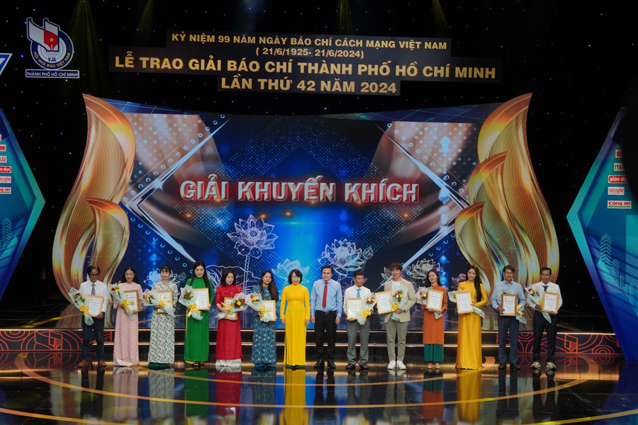 Đại diện ban tổ chức trao giải cho các tác giả đoạt giải Khuyến khích Giải Báo chí TP Hồ Chí Minh năm 2024. Đại diện ban tổ chức trao giải cho các tác giả đoạt giải Khuyến khích Giải Báo chí TP Hồ Chí Minh năm 2024.