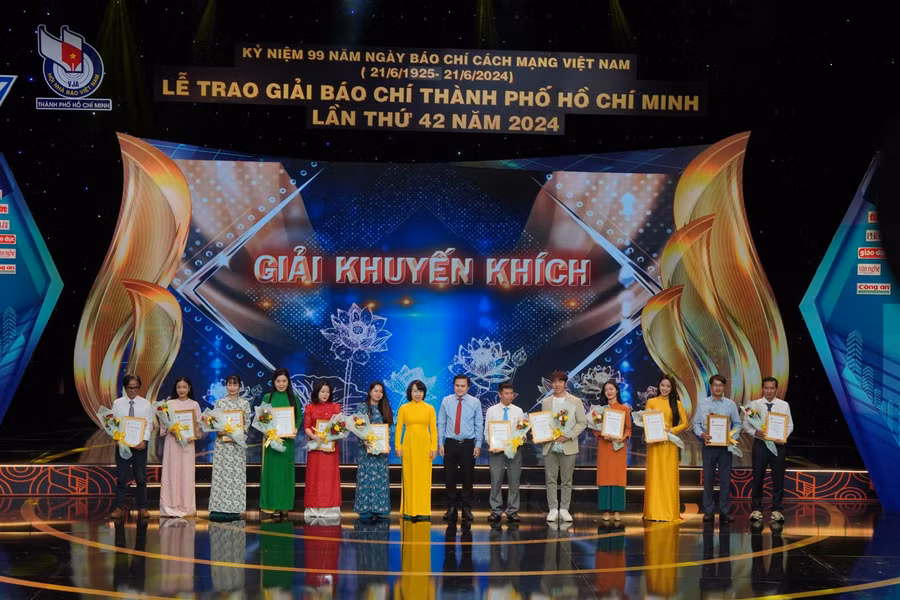 Đại diện ban tổ chức trao giải cho các tác giả đoạt giải Khuyến khích Giải Báo chí TP Hồ Chí Minh năm 2024.