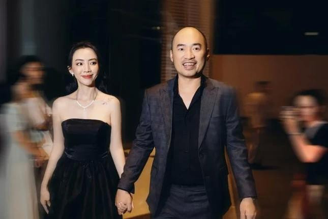 Tiến Luật chia sẻ Thu Trang luôn hiểu, cảm thông, chia sẻ và đưa lời khuyên đúng đắn cho anh trong quá trình làm nghề. Tiến Luật chia sẻ Thu Trang luôn hiểu, cảm thông, chia sẻ và đưa lời khuyên đúng đắn cho anh trong quá trình làm nghề.