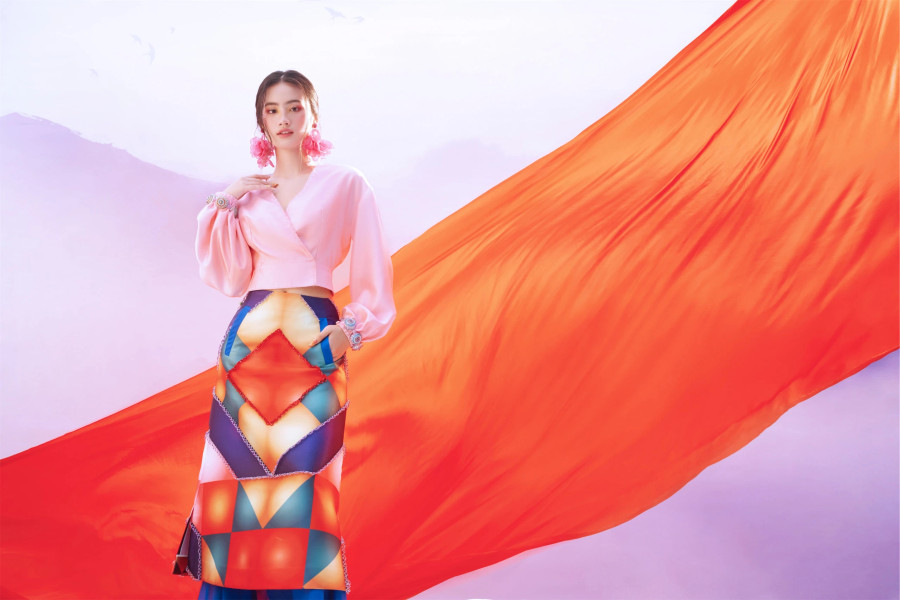 Người đẹp gốc Bình Định nhận được nhiều lời khen ngợi về nhan sắc ngày càng thăng hạng ở tuổi 22. Hiện tại, nàng hậu du học tại Úc với chuyên ngành Quản trị kinh doanh tại Đại học Sydney. Trong thời gian này, Ý Nhi tiếp tục tập luyện và thực hiện các dự án nhân ái &quot;Beauty With A Purpose&quot; mà cô sẽ mang đến cuộc thi Hoa hậu Thế giới lần thứ 72