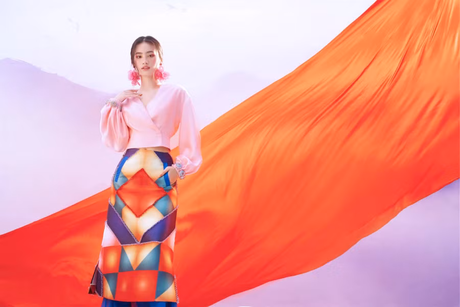 Người đẹp gốc Bình Định nhận được nhiều lời khen ngợi về nhan sắc ngày càng thăng hạng ở tuổi 22. Hiện tại, nàng hậu du học tại Úc với chuyên ngành Quản trị kinh doanh tại Đại học Sydney. Trong thời gian này, Ý Nhi tiếp tục tập luyện và thực hiện các dự án nhân ái "Beauty With A Purpose" mà cô sẽ mang đến cuộc thi Hoa hậu Thế giới lần thứ 72