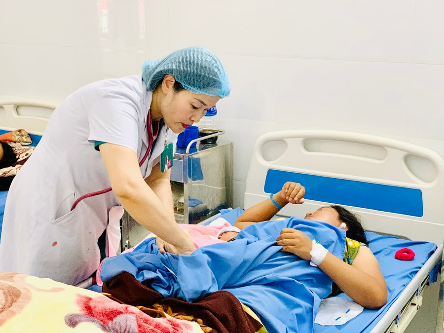 Bác sĩ thăm khám sức khỏe mẹ và bé sau sinh tại Khoa Phụ sản (Bệnh viện Quân y 15). Ảnh: Như Nguyện Bác sĩ thăm khám sức khỏe mẹ và bé sau sinh tại Khoa Phụ sản (Bệnh viện Quân y 15). Ảnh: Như Nguyện