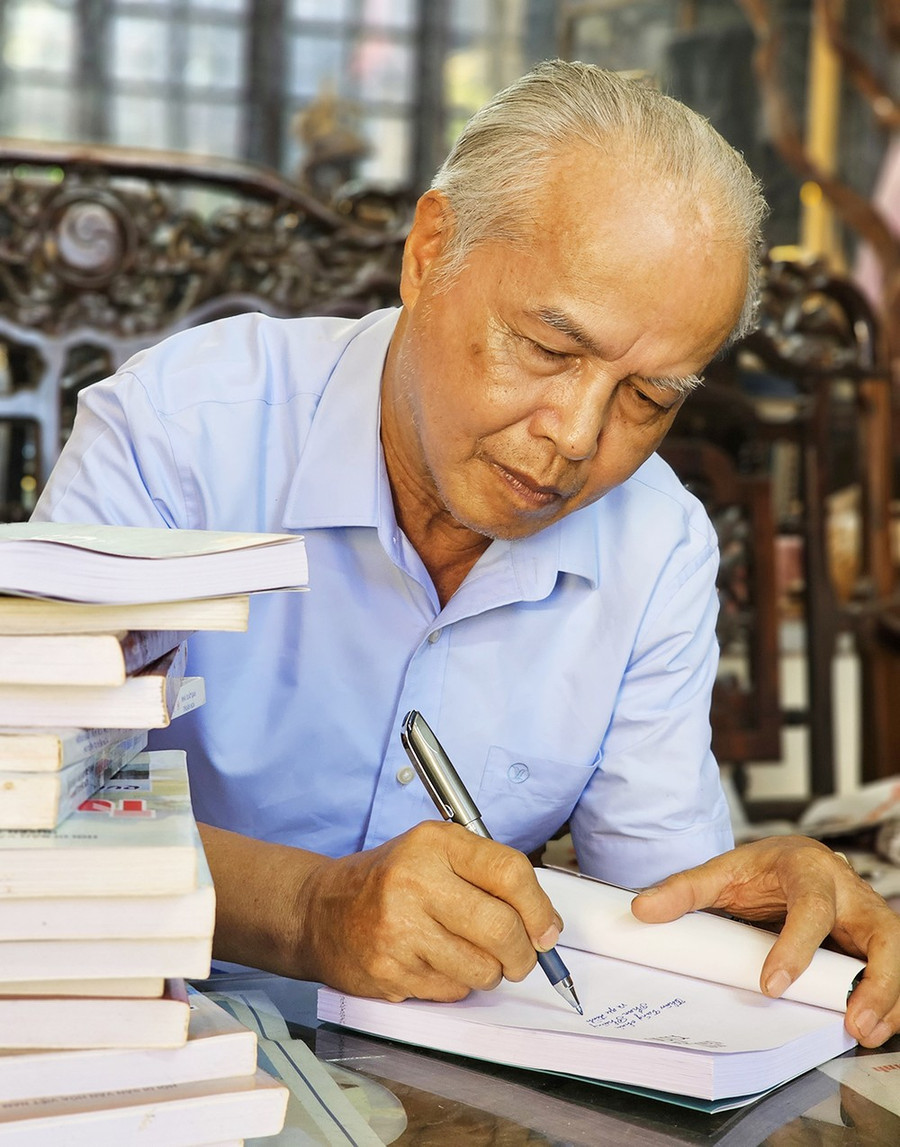 Nhà báo không chuyên Hồ Duy Thiện và một số đầu sách của ông. Ảnh: MINH PHONG Nhà báo không chuyên Hồ Duy Thiện và một số đầu sách của ông. Ảnh: MINH PHONG