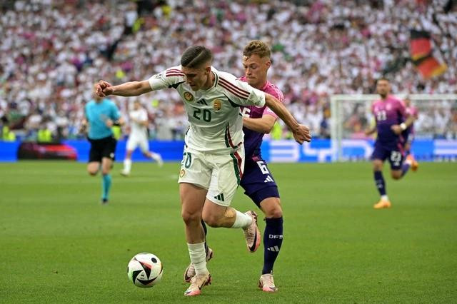 Hungary (áo trắng) có rất ít cơ hội để đi tiếp Hungary (áo trắng) có rất ít cơ hội để đi tiếp