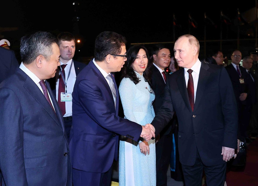 Đại biểu Việt Nam tiễn Tổng thống Liên bang Nga Vladimir Putin tại sân bay quốc tế Nội Bài (Hà Nội). (Ảnh: TTXVN)