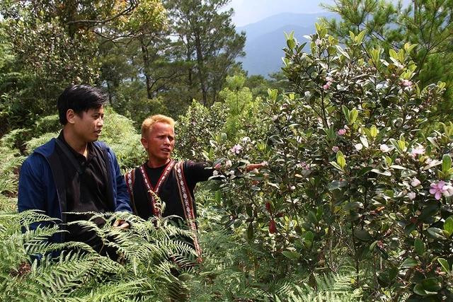 Người dân trong làng trở thành hướng dẫn viên đưa du khách đi tham quan các ngọn núi quanh làng Người dân trong làng trở thành hướng dẫn viên đưa du khách đi tham quan các ngọn núi quanh làng