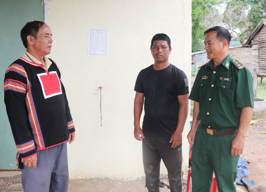 Già làng Hlết cùng bộ đội biên phòng tuyên truyền, vận động người dân chấp hành quy định của pháp luật. Ảnh: T.D Già làng Hlết cùng bộ đội biên phòng tuyên truyền, vận động người dân chấp hành quy định của pháp luật. Ảnh: T.D