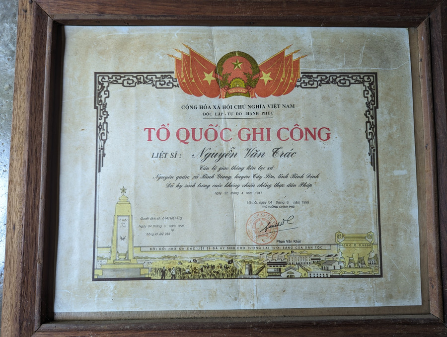 Bằng Tổ quốc ghi công của ông Nguyễn Văn Trác, thân sinh bà Thiện. Ảnh: N.Q.T