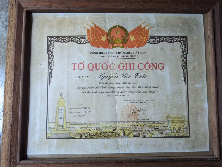 Bằng Tổ quốc ghi công của ông Nguyễn Văn Trác, thân sinh bà Thiện. Ảnh: N.Q.T Bằng Tổ quốc ghi công của ông Nguyễn Văn Trác, thân sinh bà Thiện. Ảnh: N.Q.T