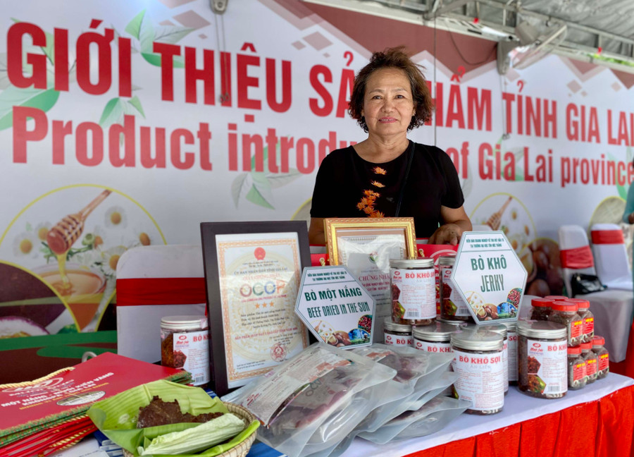 Sở Công thương đã hỗ trợ các doanh nghiệp, hợp tác xã sử dụng công nghệ số, quảng bá sản phẩm của mình thông qua các sàn thương mại điện tử. Ảnh: Hà Duy