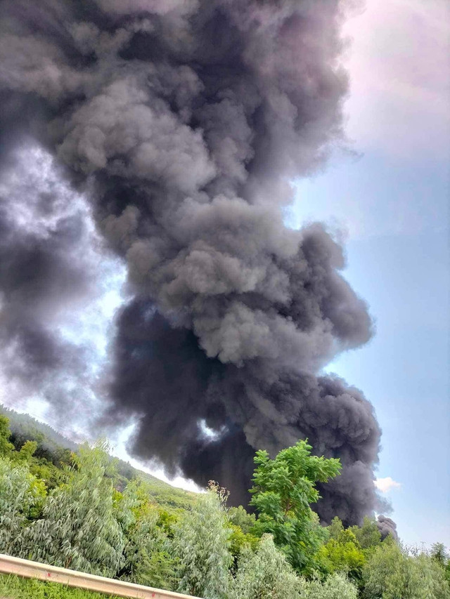 Cột khói đen bốc cao cả trăm mét