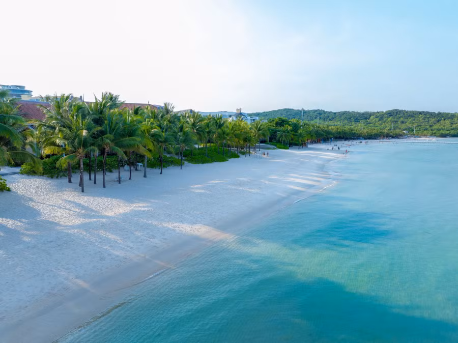 Bãi Kem có chiều dài khoảng 3,5 km, nằm trong một vịnh kín ở bờ phía đông của nam đảo Phú Quốc. Vì thế nơi đây được mệnh danh là bãi biển đẹp quanh năm, ngay cả khi Phú Quốc bước vào mùa hè có mưa nhiều và các bãi tắm ở bờ tây thường sóng lớn