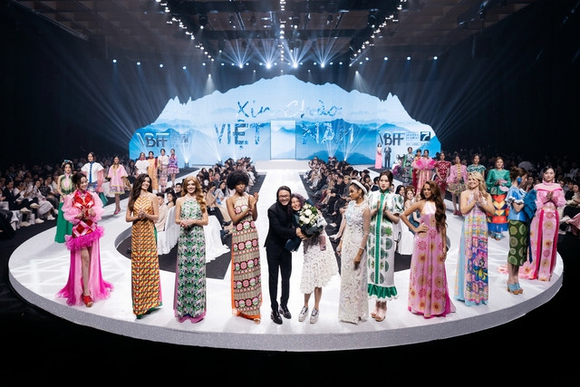 Vietnam Beauty Fashion Fest 7 bùng nổ với dàn hoa hậu quốc tế trình diễn Vietnam Beauty Fashion Fest 7 bùng nổ với dàn hoa hậu quốc tế trình diễn