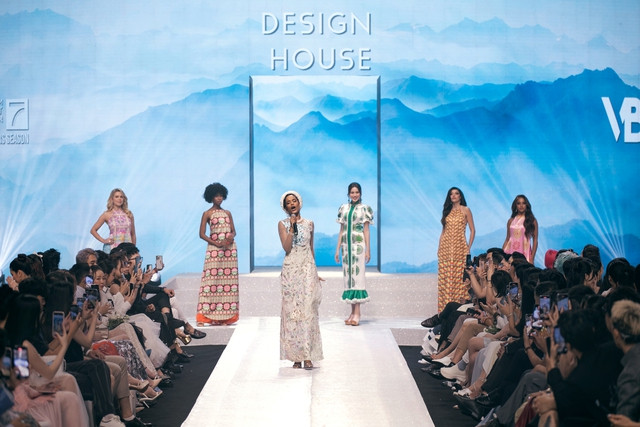 Toni Ann Singh - Hoa hậu Thế giới 2019 gây ấn tượng mạnh khi xuất hiện trong tà áo dài Việt Nam, thể hiện ca khúc "Hello Việt Nam" Toni Ann Singh - Hoa hậu Thế giới 2019 gây ấn tượng mạnh khi xuất hiện trong tà áo dài Việt Nam, thể hiện ca khúc "Hello Việt Nam"