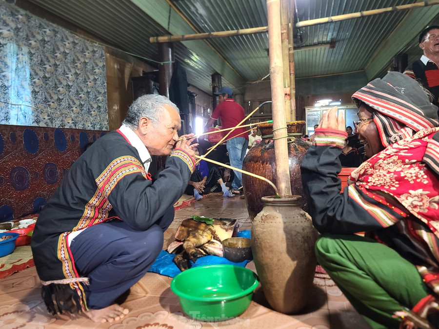 Ông Y Hai cho biết đến nay, ông đã được cúng sức khỏe 4 lần. Trong đó, lễ cúng lần đầu là 1 con heo, 3 ché rượu cần. Lần thứ hai là một con heo, 7 ché rượu cần. Lần thứ 3 là một con trâu 7 ché rượu cần. Lần thứ 4 là một con heo thiến và 8 ché rượu cần. Ông Y Hai cho biết đến nay, ông đã được cúng sức khỏe 4 lần. Trong đó, lễ cúng lần đầu là 1 con heo, 3 ché rượu cần. Lần thứ hai là một con heo, 7 ché rượu cần. Lần thứ 3 là một con trâu 7 ché rượu cần. Lần thứ 4 là một con heo thiến và 8 ché rượu cần.