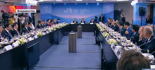 Bà Thái Hương (áo đỏ) tại cuộc gặp Tổng thống Vladimir Putin tại Diễn đàn Kinh tế Phương Đông 2017.