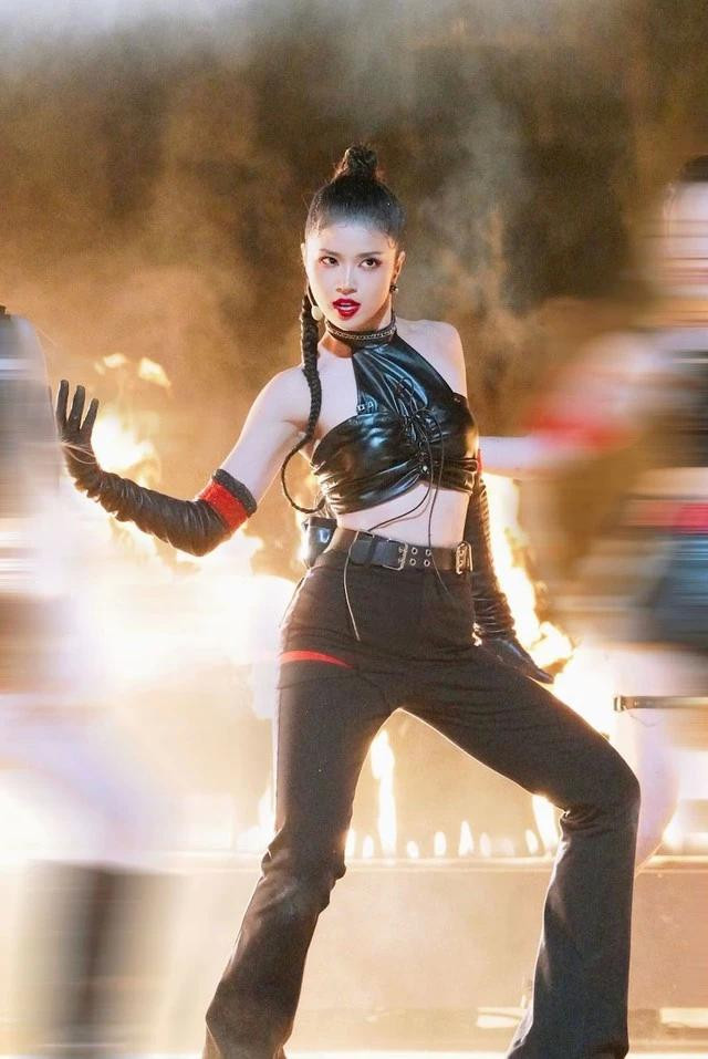 Nữ ca sĩ 34 tuổi trình diễn rực lửa trên sân khấu Nữ ca sĩ 34 tuổi trình diễn rực lửa trên sân khấu