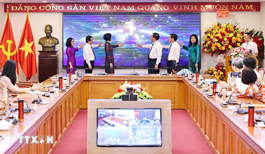 Trưởng Ban Tuyên giáo Trung ương Nguyễn Trọng Nghĩa, Tổng Giám đốc TTXVN Vũ Việt Trang cùng các lãnh đạo Ban Tuyên giáo Trung ương và TTXVN thực hiện nghi thức ra mắt Chuyên trang thông tin của TTXVN về bảo vệ nền tảng tư tưởng của Đảng, đấu tranh phản bác các luận điệu sai trái của các thế lực thù địch. (Ảnh: Minh Đức/TTXVN)