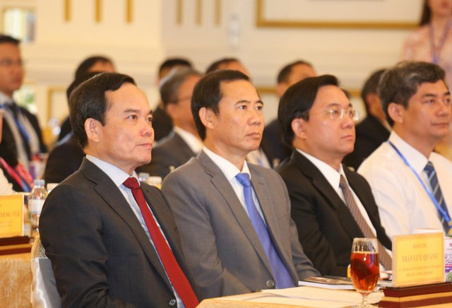 Phó thủ tướng Trần Lưu Quang và các đại biểu tham dự hội nghị.