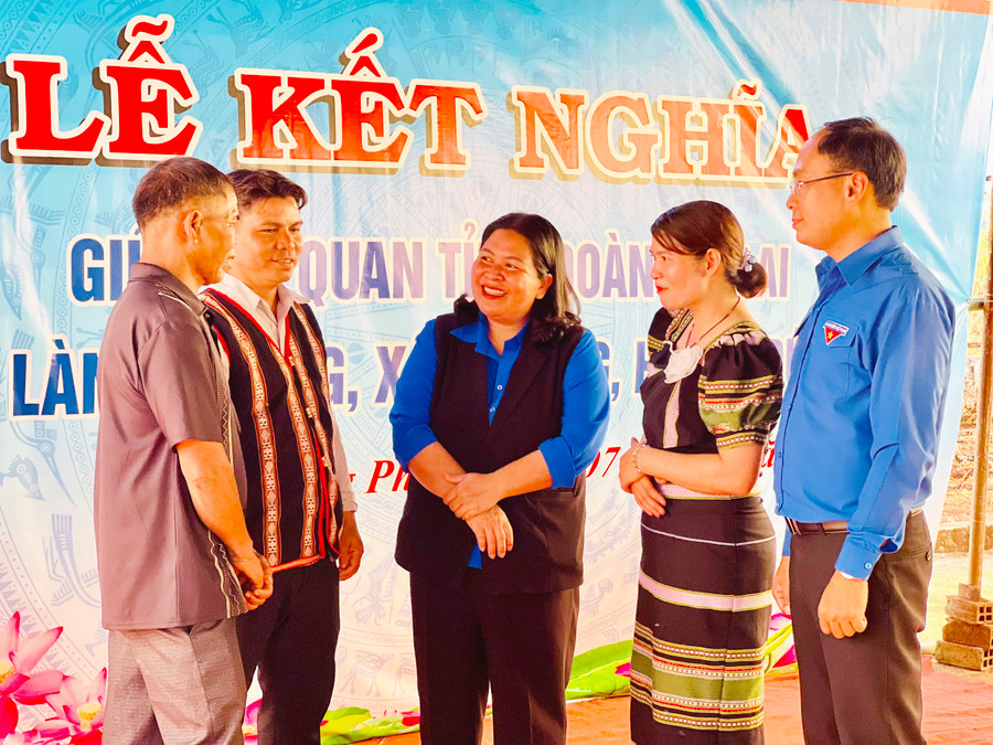 Thường trực Tỉnh Đoàn gặp gỡ, tìm hiểu những khó khăn của làng Phang (xã Ia Lang, huyện Đức Cơ) để có hình thức giúp đỡ phù hợp. Ảnh: Phan Lài Thường trực Tỉnh Đoàn gặp gỡ, tìm hiểu những khó khăn của làng Phang (xã Ia Lang, huyện Đức Cơ) để có hình thức giúp đỡ phù hợp. Ảnh: Phan Lài