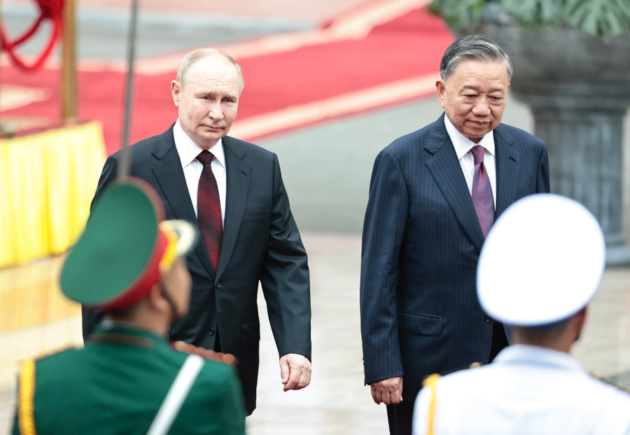 Chủ tịch nước Tô Lâm và Tổng thống Nga Vladimir Putin duyệt đội danh dự. (Ảnh: Như Ý) Chủ tịch nước Tô Lâm và Tổng thống Nga Vladimir Putin duyệt đội danh dự. (Ảnh: Như Ý)