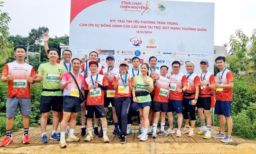 Các thành viên CLB Yêu chạy bộ Yên Thế tham gia giải chạy gây quỹ thiện nguyện. Ảnh: M.N