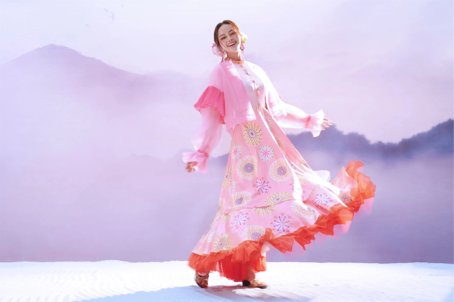 Đào Thị Hà tự tin tạo dáng trong chiếc váy xòe thướt tha. Người đẹp sinh năm 2001 này đã tốt nghiệp ngành Ngôn ngữ Anh - Trường Đại học Kinh doanh và Công nghệ Hà Nội