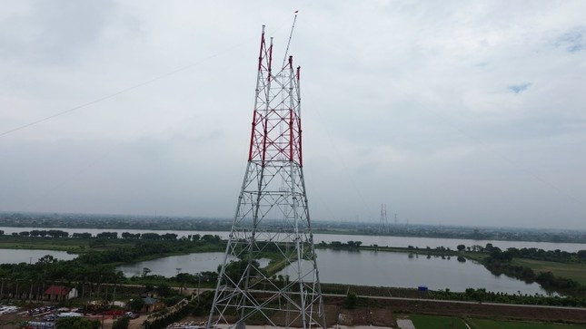 Hình hài cột điện vị trí 119 phía bờ Nam Định và cột 120 bên kia sông Hồng thuộc đất Thái Bình. Ảnh: Hoàng Mạnh Thắng. Hình hài cột điện vị trí 119 phía bờ Nam Định và cột 120 bên kia sông Hồng thuộc đất Thái Bình. Ảnh: Hoàng Mạnh Thắng.