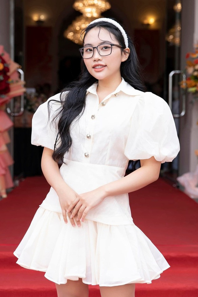 Phương Mỹ Chi khiến khán giả phải dò từ điển