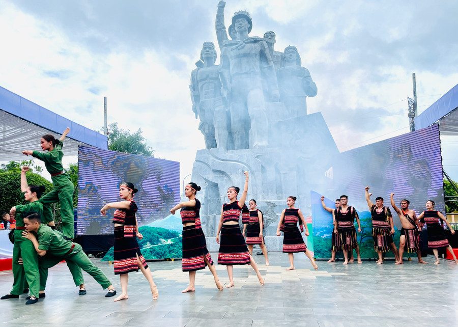 Phần hoạt cảnh tái hiện trận đánh Đak Pơ cách đây 70 năm của tập thể diễn viên Nhà hát Ca múa nhạc tổng hợp Đam San. Ảnh: L.N Phần hoạt cảnh tái hiện trận đánh Đak Pơ cách đây 70 năm của tập thể diễn viên Nhà hát Ca múa nhạc tổng hợp Đam San. Ảnh: L.N