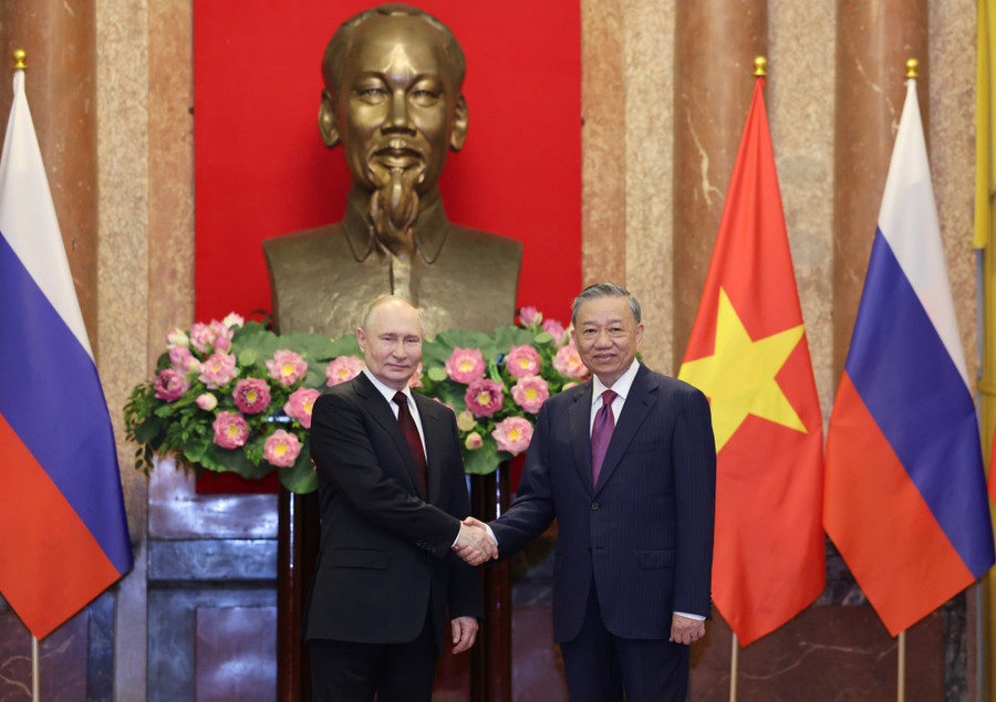 Chủ tịch nước Tô Lâm và Tổng thống Nga Vladimir Putin chụp ảnh chung trước hội đàm. (Ảnh: Như Ý) Chủ tịch nước Tô Lâm và Tổng thống Nga Vladimir Putin chụp ảnh chung trước hội đàm. (Ảnh: Như Ý)