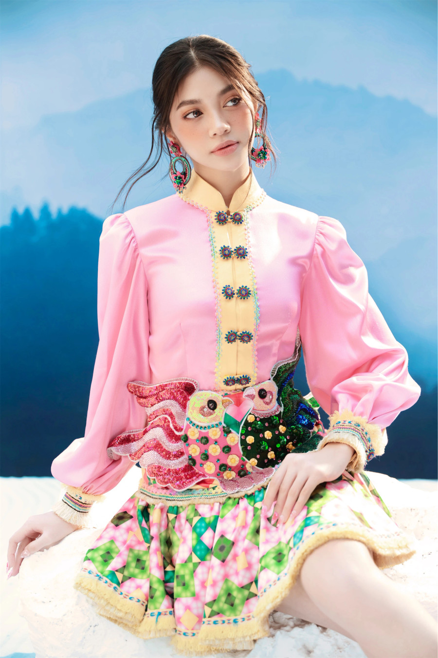 Bên cạnh đó, Minh Kiên còn thể hiện niềm đam mê với nghệ thuật. Cô thường xuyên thể hiện năng khiếu về ca hát và diễn xuất trước công chúng