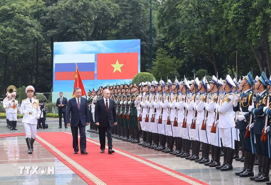 Chủ tịch nước Tô Lâm và Tổng thống Liên bang Nga Vladimir Putin duyệt Đội danh dự Quân đội nhân dân Việt Nam. (Ảnh: Nhan Sáng/TTXVN)