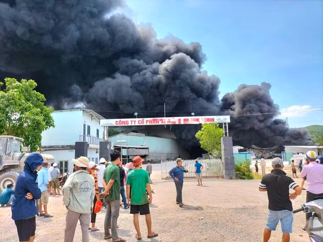 Lực lượng cảnh sát PCCC và cứu nạn cứu hộ Công an tỉnh Quảng Nam và TP Đà Nẵng cùng tham gia chữa cháy Ảnh: Facebook