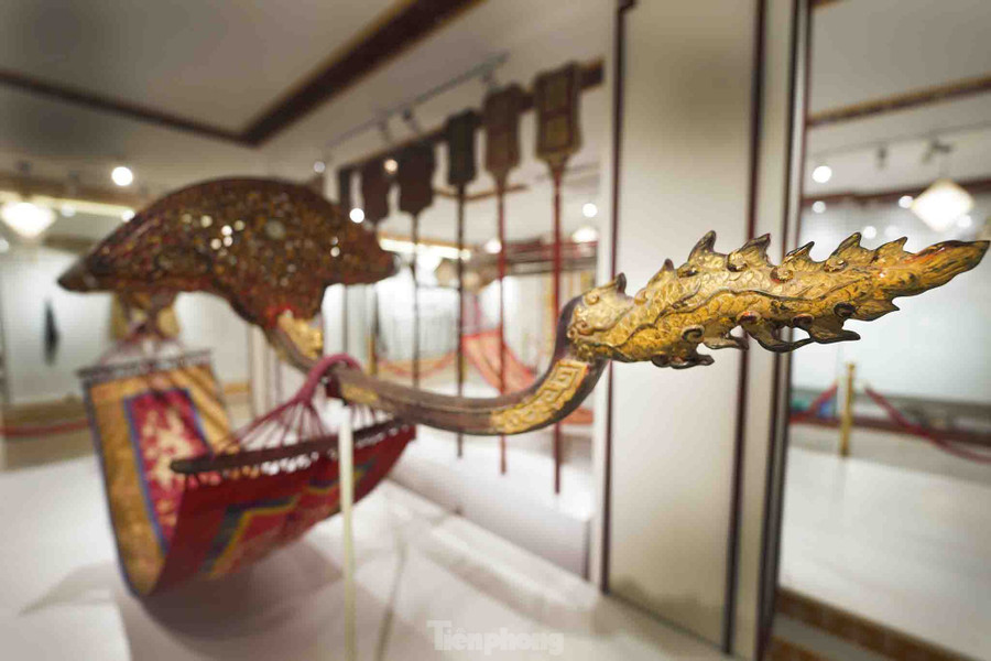 Đầu và đuôi rồng trên phần đòn dọc gánh võng của hoàng tử. Phần đòn dọc này dài 4.050 mm đã phai màu sơn son. Giữa hai chiếc võng trưng bày hàng nghi trượng. Khi hoàng gia và quan lại di chuyển, tùy theo vai vế, thân phận, chức vụ... mà số lượng nghi trượng được bố trí ứng với vị trí của nhân vật ngồi trên võng. Đầu và đuôi rồng trên phần đòn dọc gánh võng của hoàng tử. Phần đòn dọc này dài 4.050 mm đã phai màu sơn son. Giữa hai chiếc võng trưng bày hàng nghi trượng. Khi hoàng gia và quan lại di chuyển, tùy theo vai vế, thân phận, chức vụ... mà số lượng nghi trượng được bố trí ứng với vị trí của nhân vật ngồi trên võng.