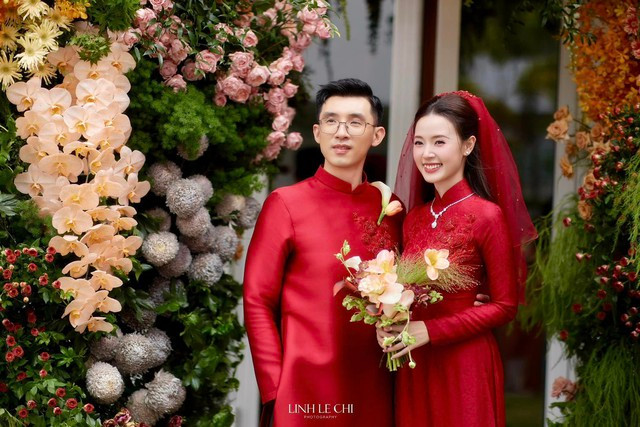 Chú rể và cô dâu đỏ rực Chú rể và cô dâu đỏ rực