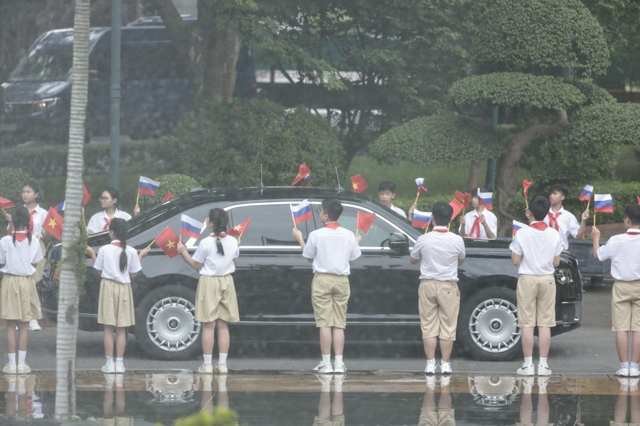 Chiếc siêu xe Aurus Senat đưa Tổng thống Putin tiến vào Phủ Chủ tịch. (Ảnh: Như Ý) Chiếc siêu xe Aurus Senat đưa Tổng thống Putin tiến vào Phủ Chủ tịch. (Ảnh: Như Ý)