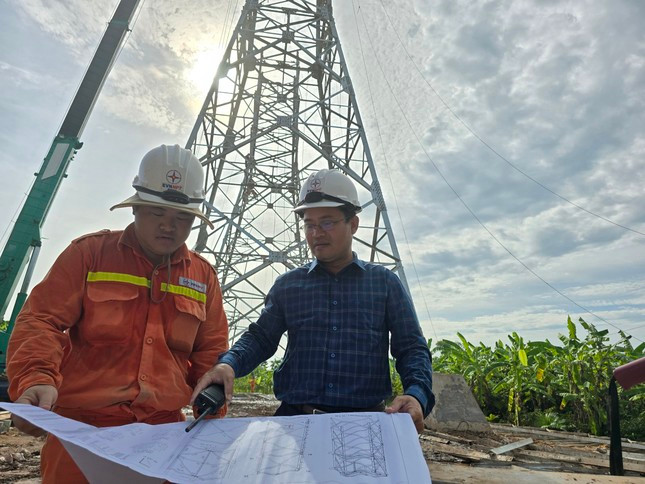 Anh Đoàn Thế Thuận đang chỉ cho con những kỹ thuật để lắp ghép các thanh giằng ở cột 179.