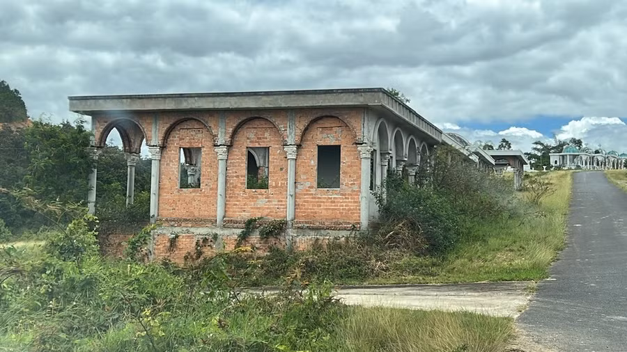 Dự án Khu đô thị thương mại, du lịch nghỉ dưỡng sinh thái Đại Ninh hiện bỏ hoang để cỏ mọc khắp nơi