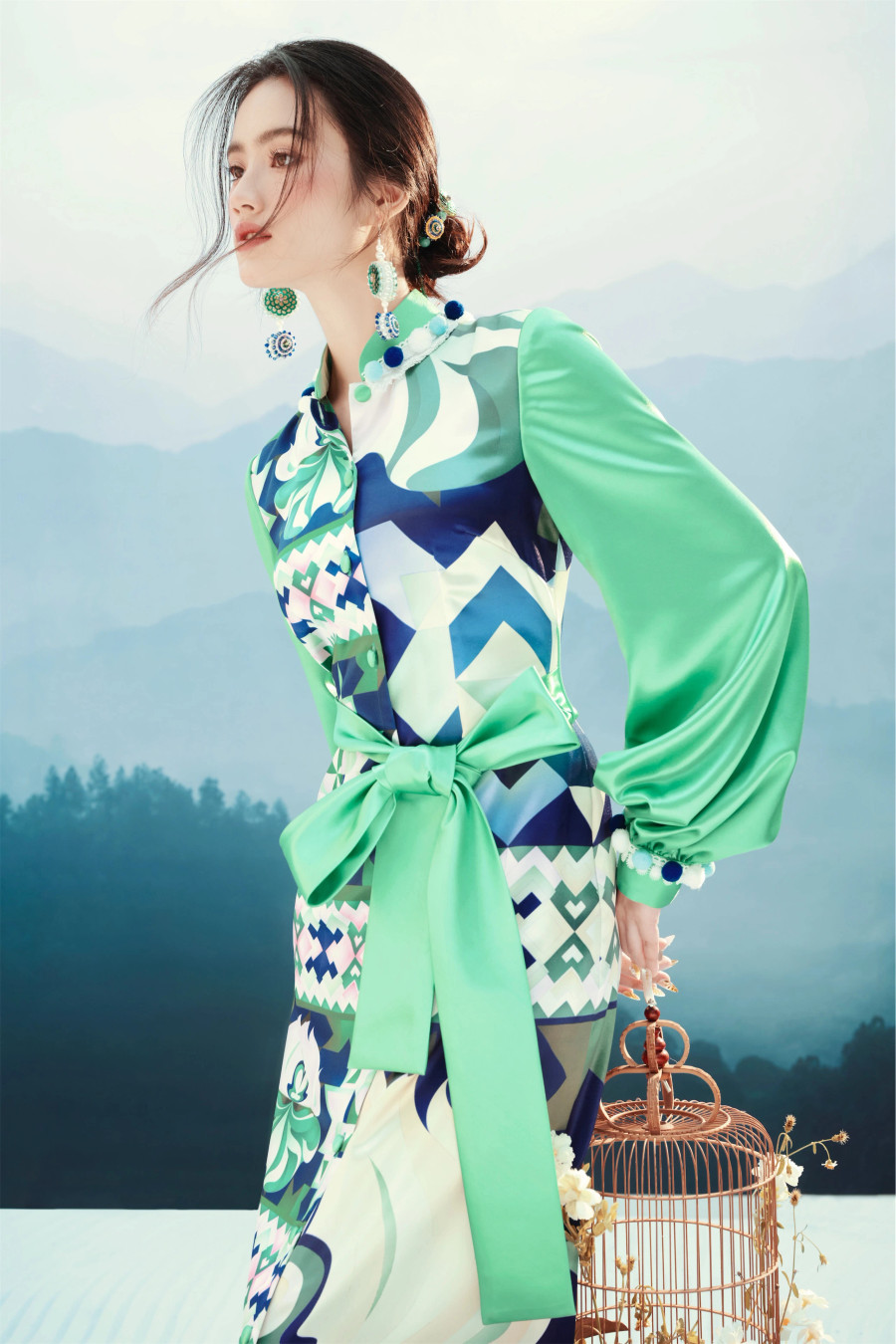 Vẫn giữ nguyên tắc đối xứng làm nên một chiếc khăn Piêu, nhà mốt đưa vào các yếu tố hội họa để đẩy mạnh tính hình tượng và nghệ thuật thị giác đương đại thông qua từng bản vẽ