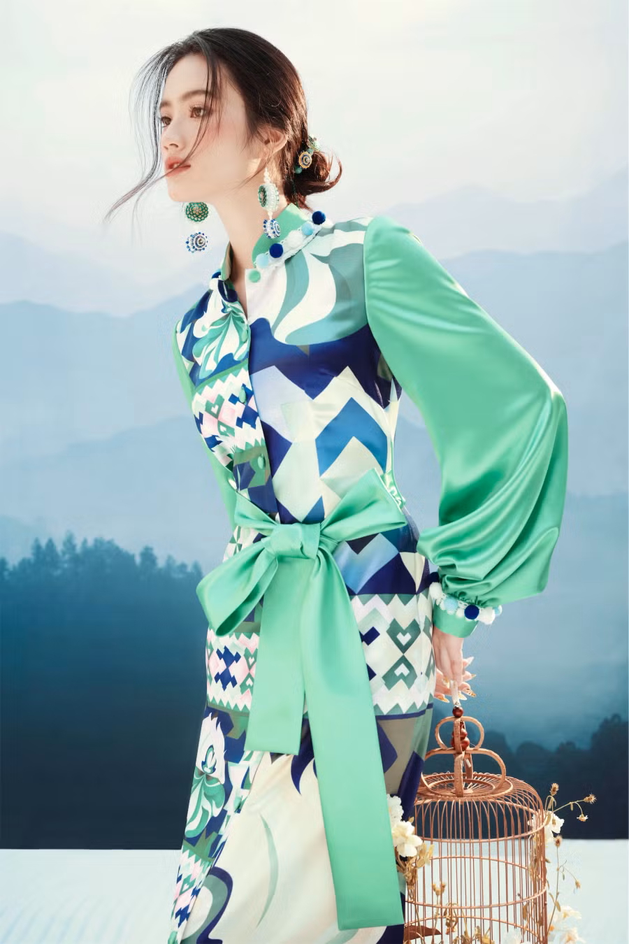 Vẫn giữ nguyên tắc đối xứng làm nên một chiếc khăn Piêu, nhà mốt đưa vào các yếu tố hội họa để đẩy mạnh tính hình tượng và nghệ thuật thị giác đương đại thông qua từng bản vẽ