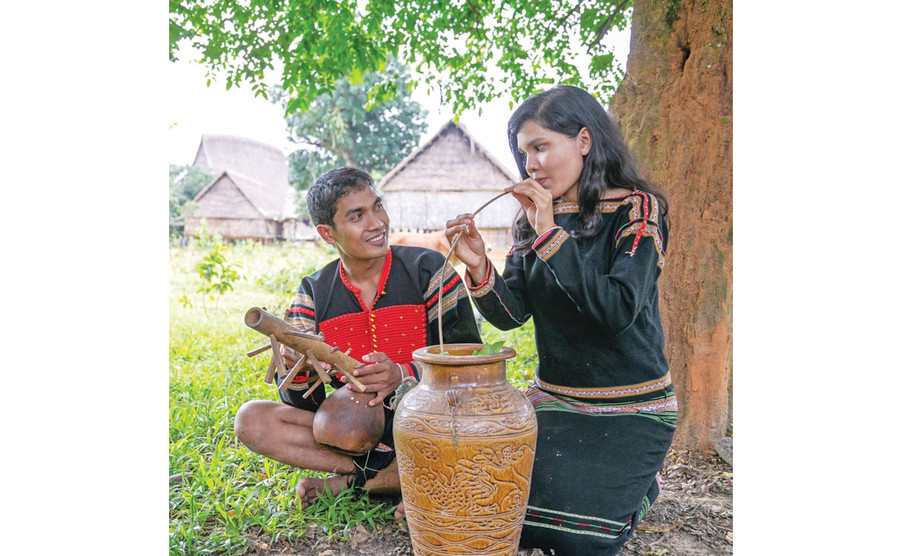 Bên ghè rượu cần. Ảnh: Nguyễn Linh Vinh Quốc Bên ghè rượu cần. Ảnh: Nguyễn Linh Vinh Quốc