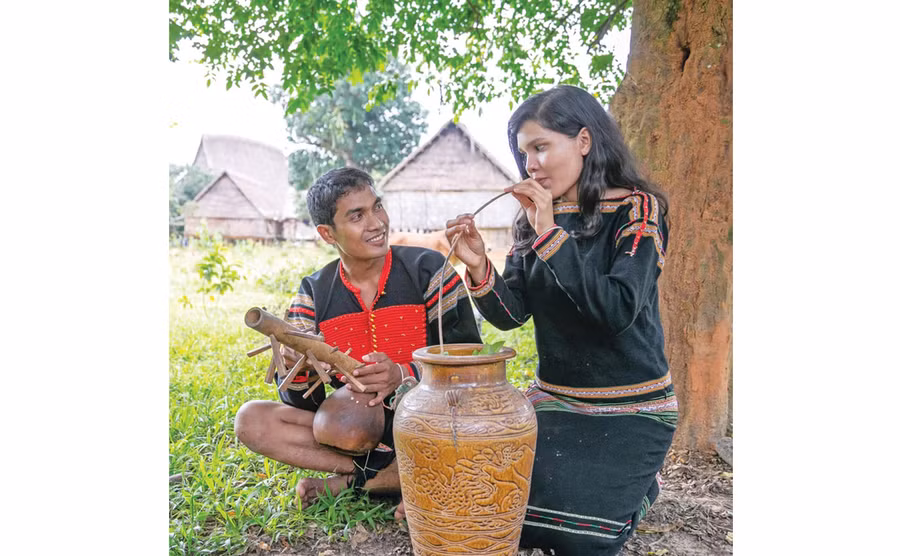 Bên ghè rượu cần. Ảnh: Nguyễn Linh Vinh Quốc