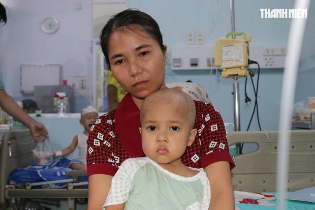 Chị Huyên Niê không biết kiếm đâu ra tiền để điều trị ung thư cho con Chị Huyên Niê không biết kiếm đâu ra tiền để điều trị ung thư cho con