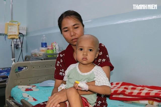 Gần 2 tháng điều trị ung thư máu khiến Niê từ 12 kg giảm còn 7 kg Gần 2 tháng điều trị ung thư máu khiến Niê từ 12 kg giảm còn 7 kg