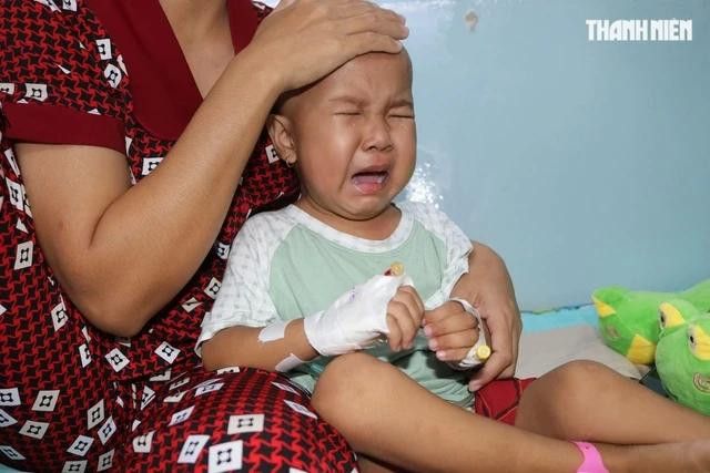 H Như Ý Niê khóc ngất vì bệnh ung thư H Như Ý Niê khóc ngất vì bệnh ung thư