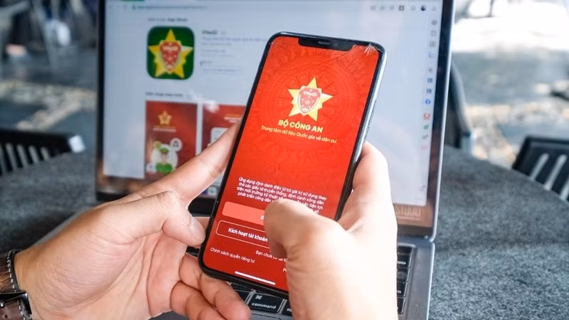 Từ ngày 1-7, VNeID là tài khoản duy nhất trong thực hiện thủ tục hành chính. Ảnh: Dangcongsan.vn